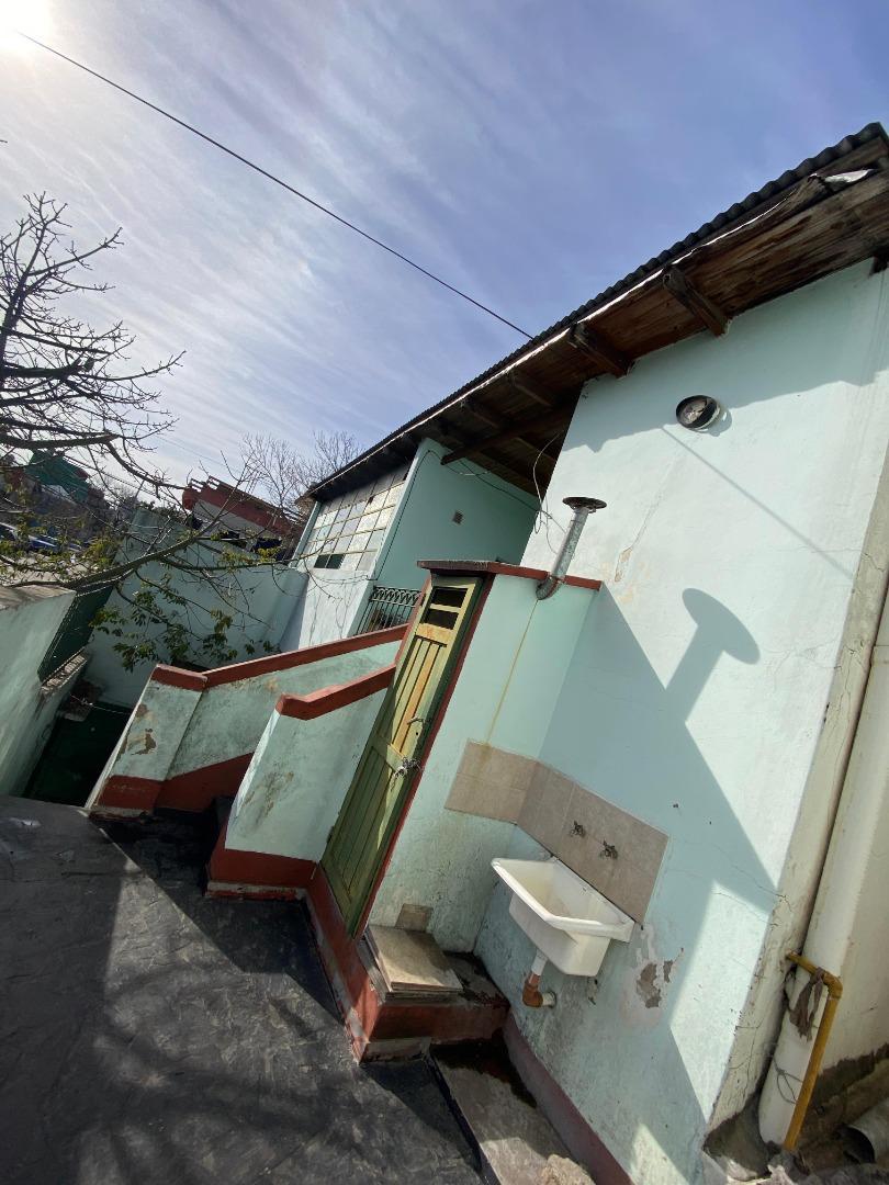 Casa 8 ambientes con 2 baños