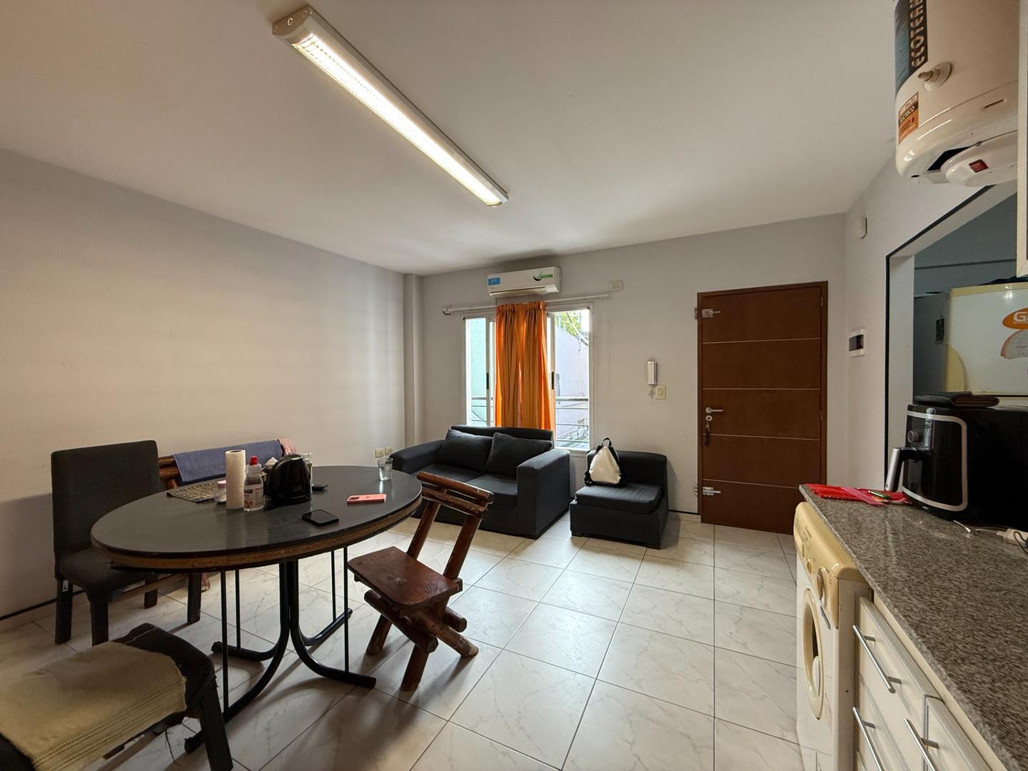 Sarandi 490 , Piso 1