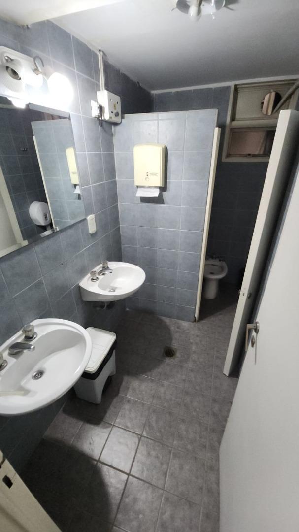 Oficina 6 ambientes con 2 baños