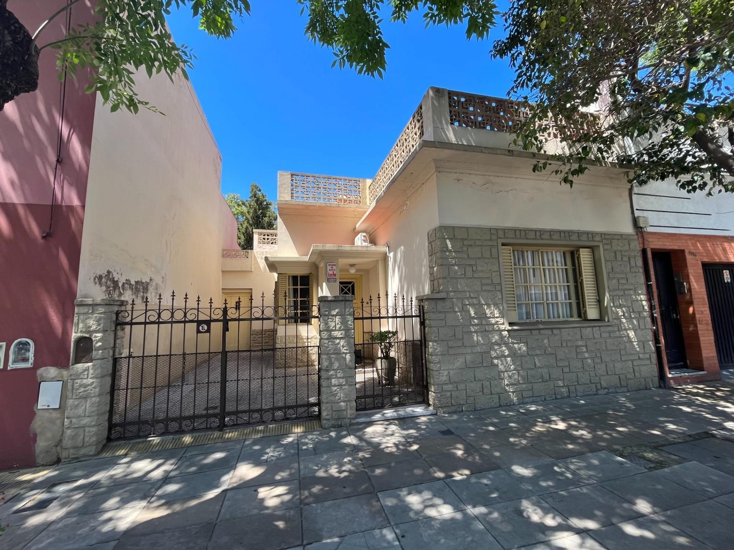 Venta. Permuta. Casa. 4 Amb. Correa y San Isidro Labrador.