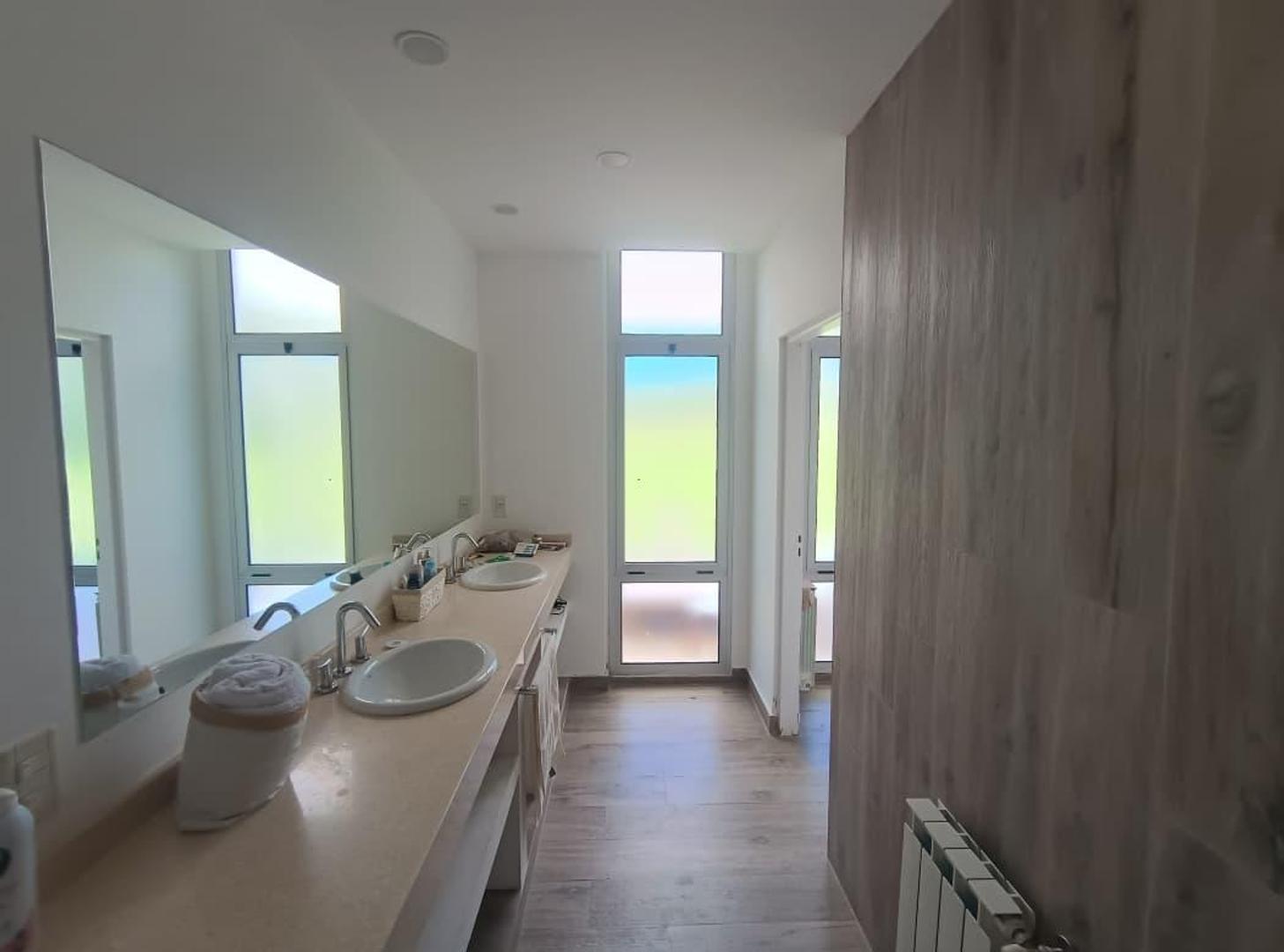 Casa en Alquiler con 2 cocheras