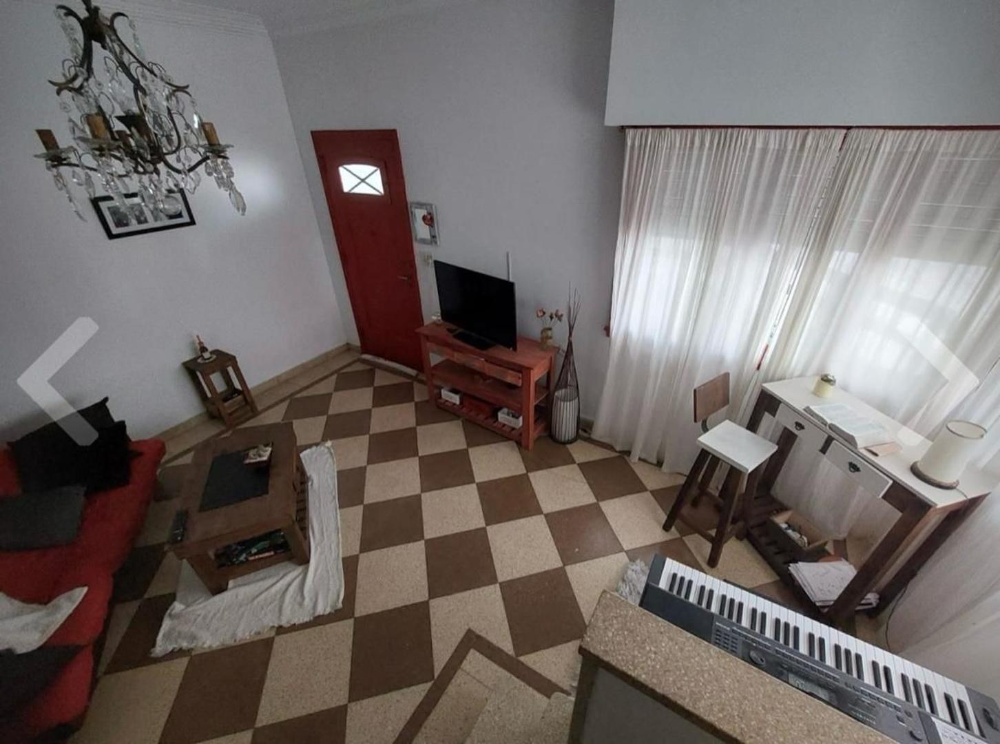 Casa dos pisos + terraza patio parrilla y garage