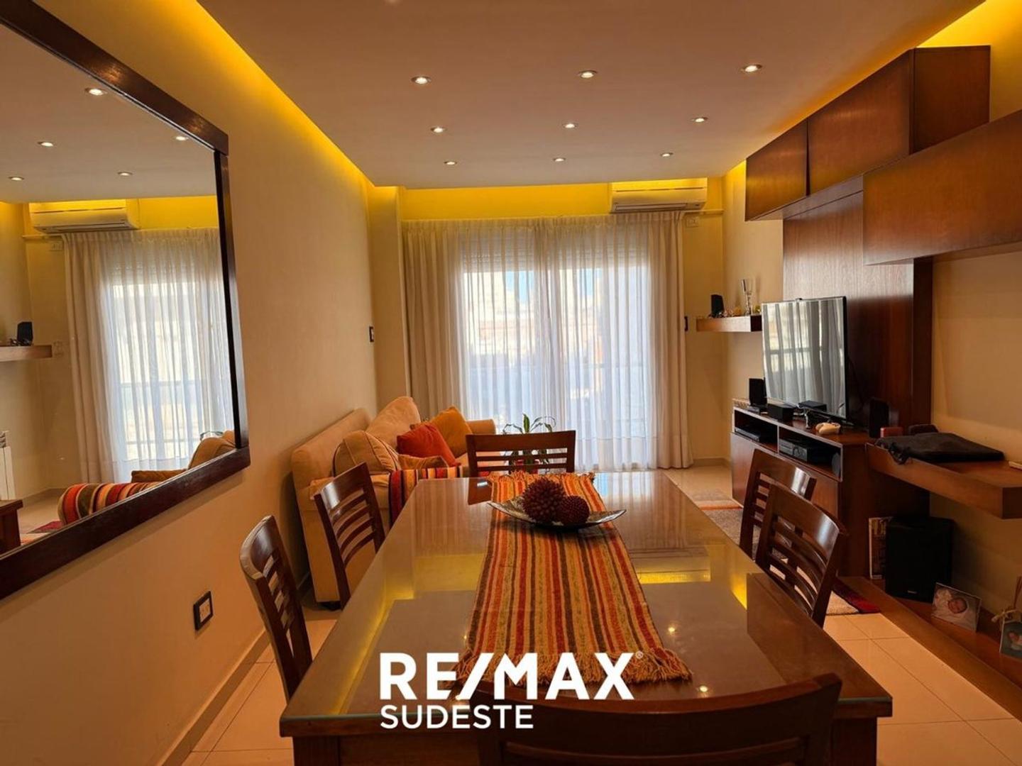 DEPARTAMENTO SEMIPISO de categoría, Cochera,centro