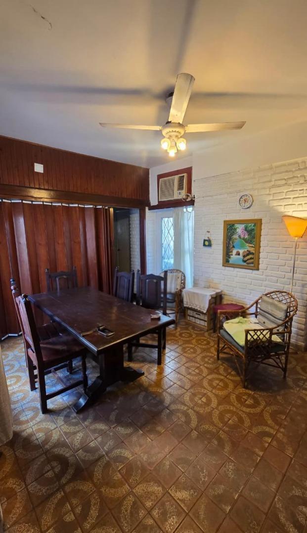 Casa 6 ambientes con 2 baños