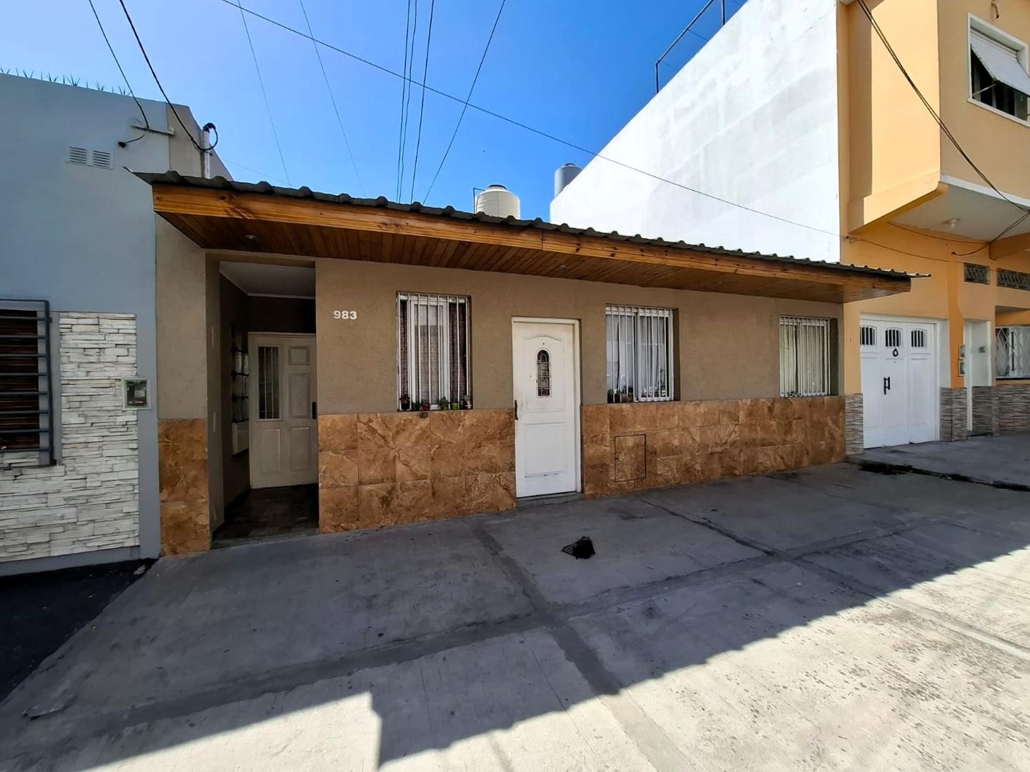 DPTO. 2 AMB., POR PASILLO, CON PEQUEÑO PATIO/LAVADERO