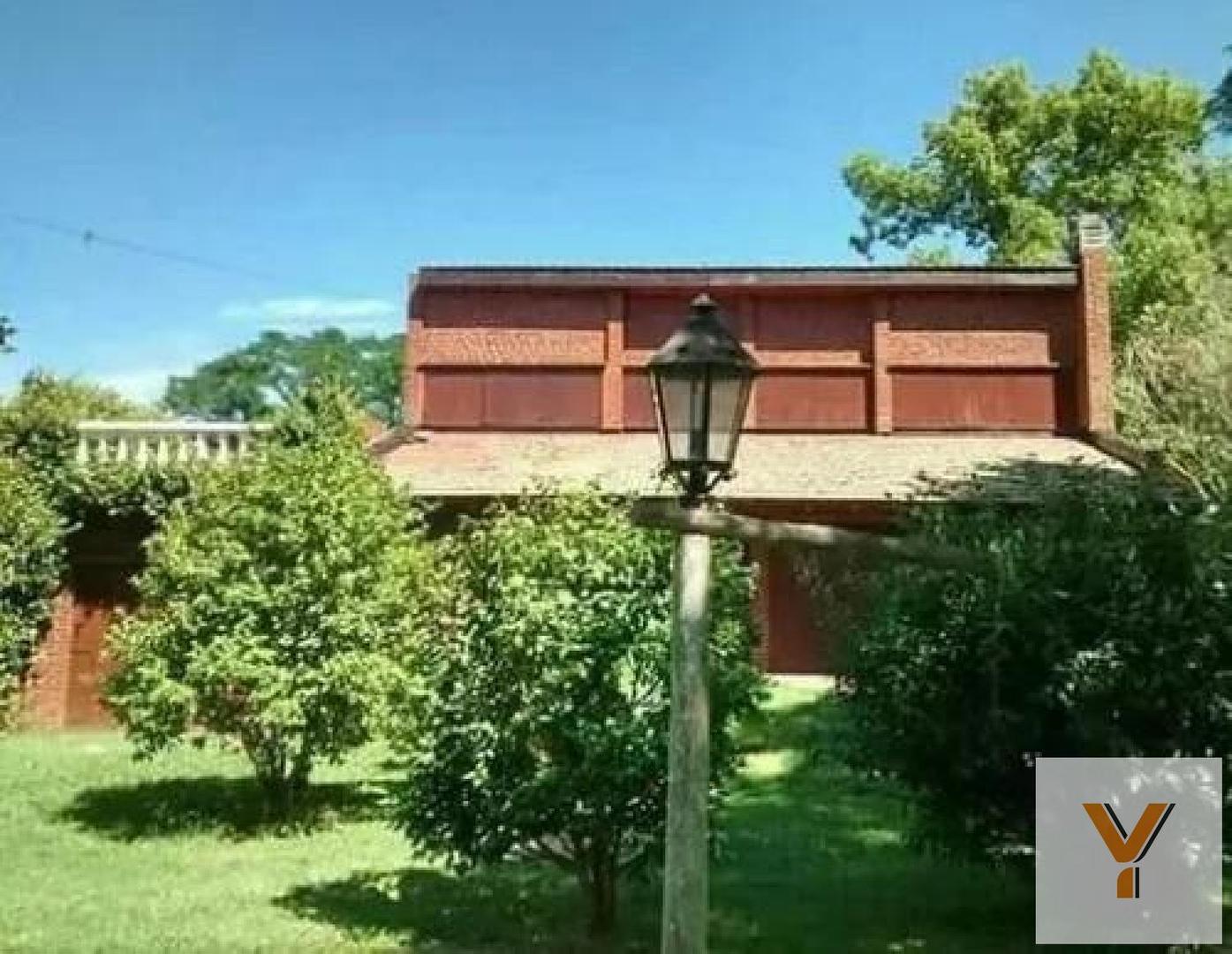 Casa quinta en venta - 3 Dormitorios 3 Baños - Cocheras - 1.300Mts2 - Lobos