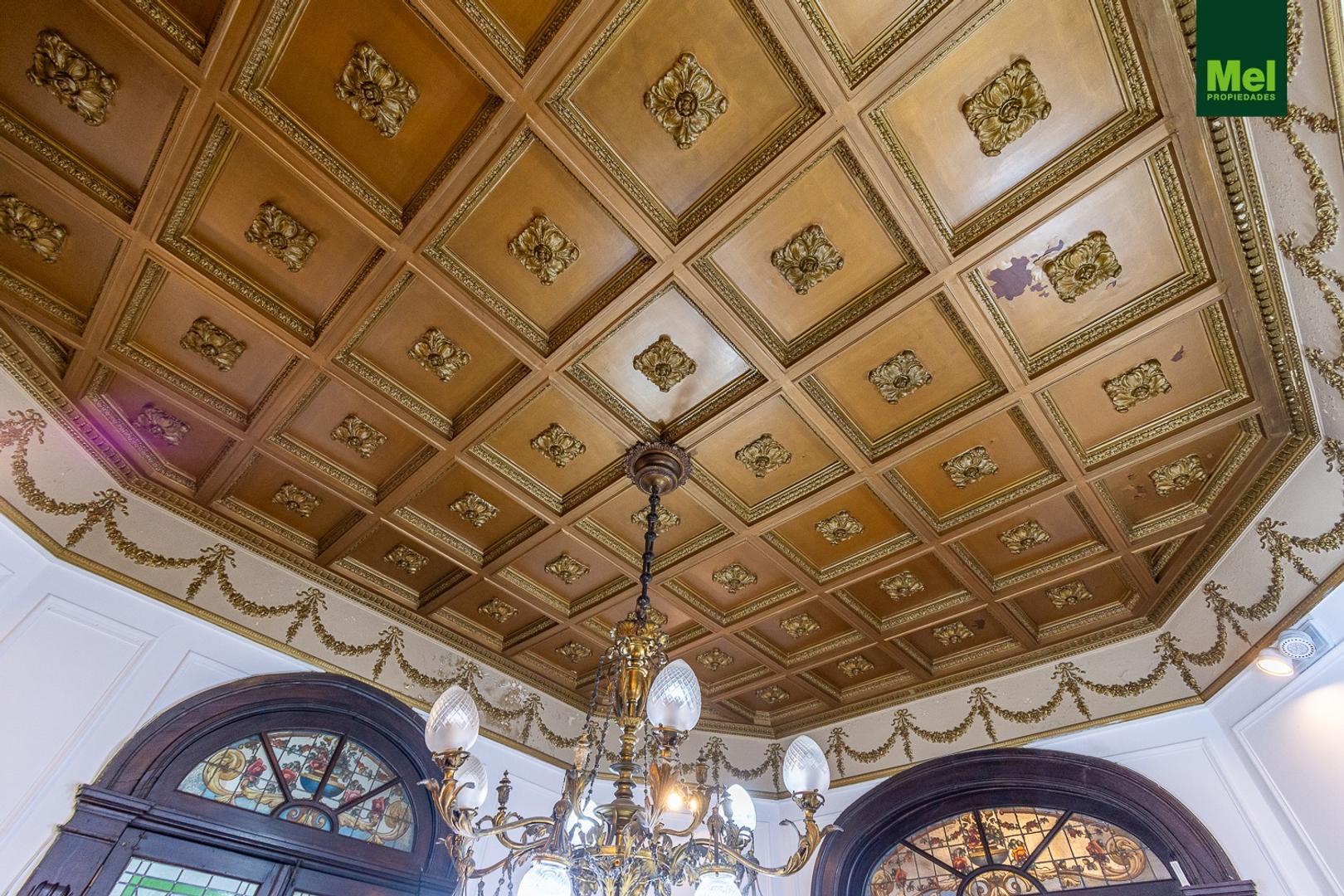 Casa Tudor con Jardín y Sótano en Lote - Belgrano