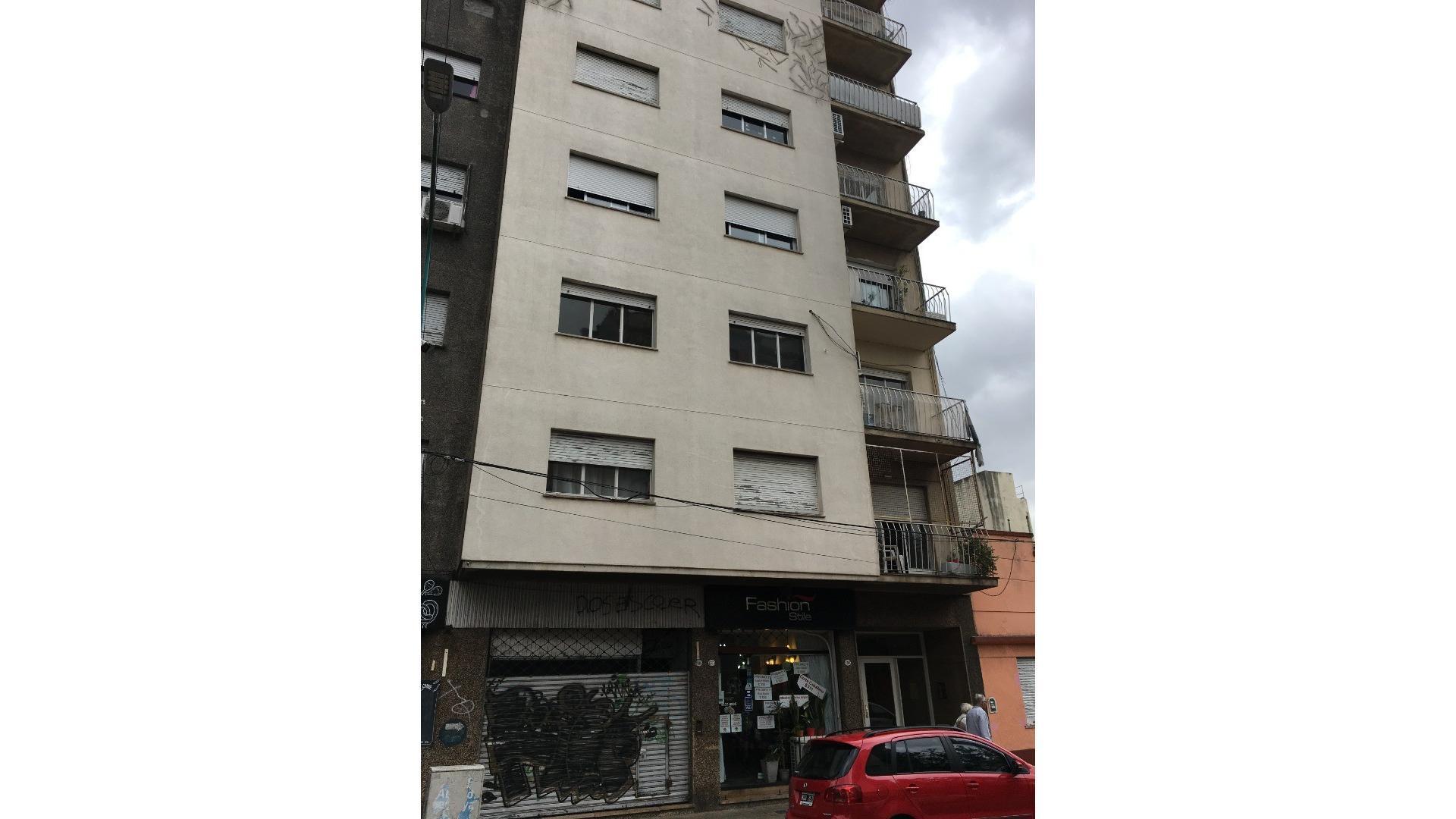 Amplio dpto 2 ambientes a metros de Av. Maipu, con cocina co