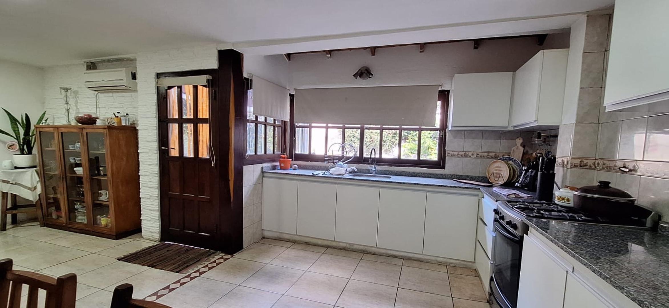 Casa 4 ambientes con 2 baños