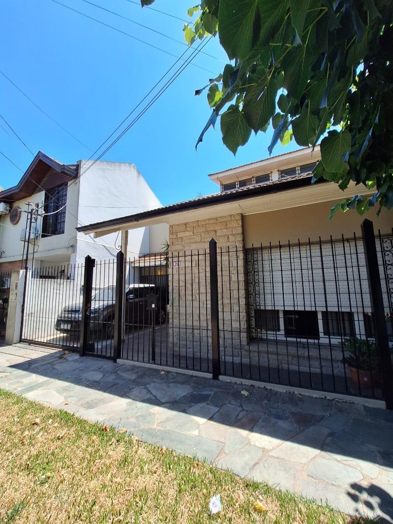 Don Bosco. Venta. Chalet c/ gge Fdo libre, patio y quincho.