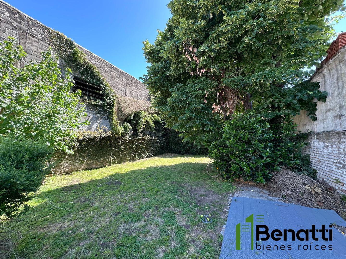 CASA 3 ambientes con amplio jardin. Terreno 300 m2 (10x30).