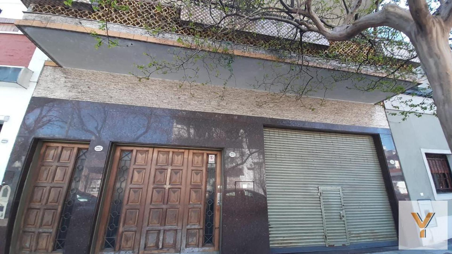 Casa en venta - 2 Dormitorios 2 Baños - 189mts2 - Flores