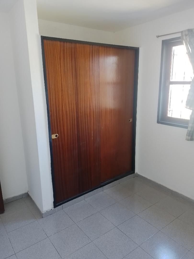 Casa en Alquiler con 3 cocheras