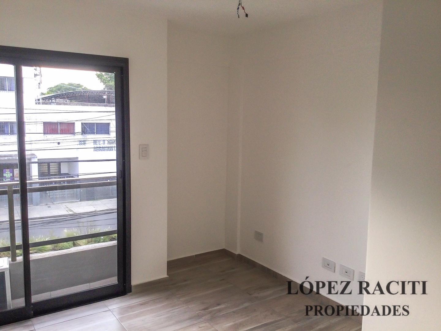 Av. Hipólito Yrigoyen 7700, Piso 2