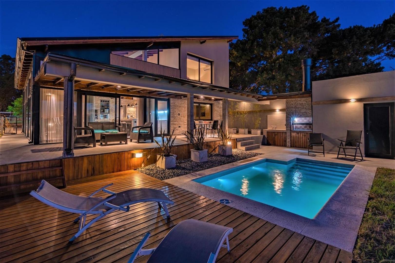 Casa con piscina en barrio priv. Barrancas de San Benito