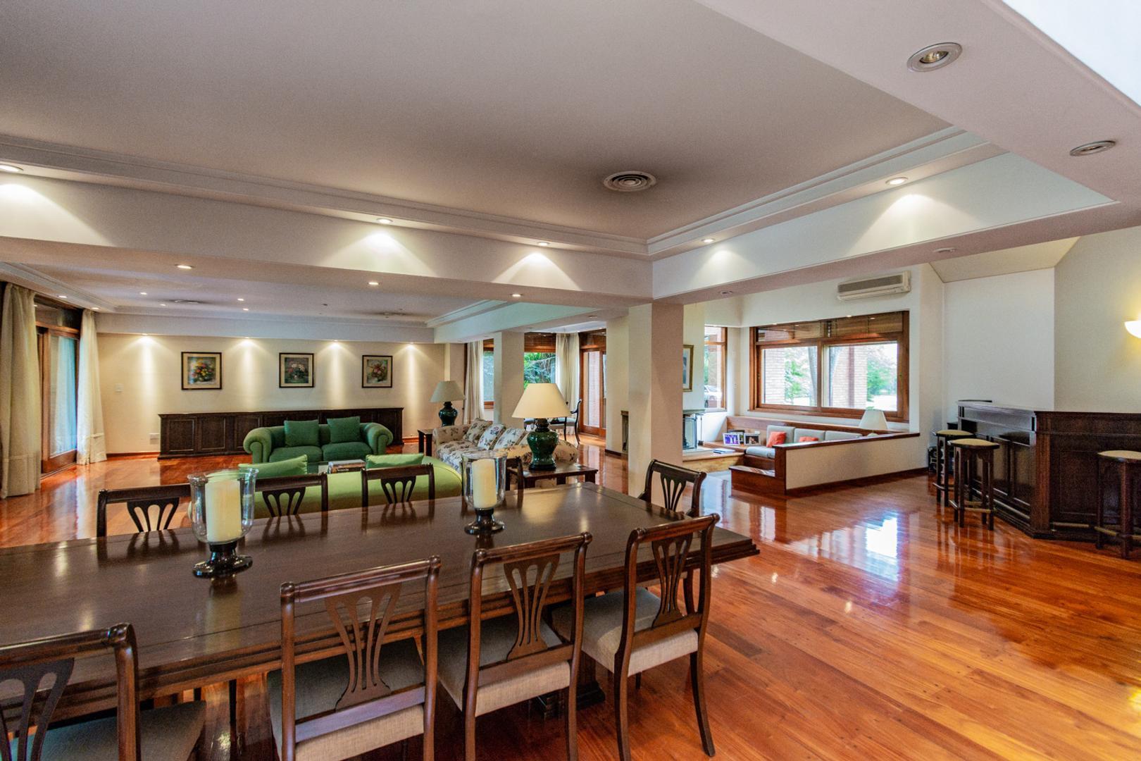 Casa en Venta con 7 cocheras