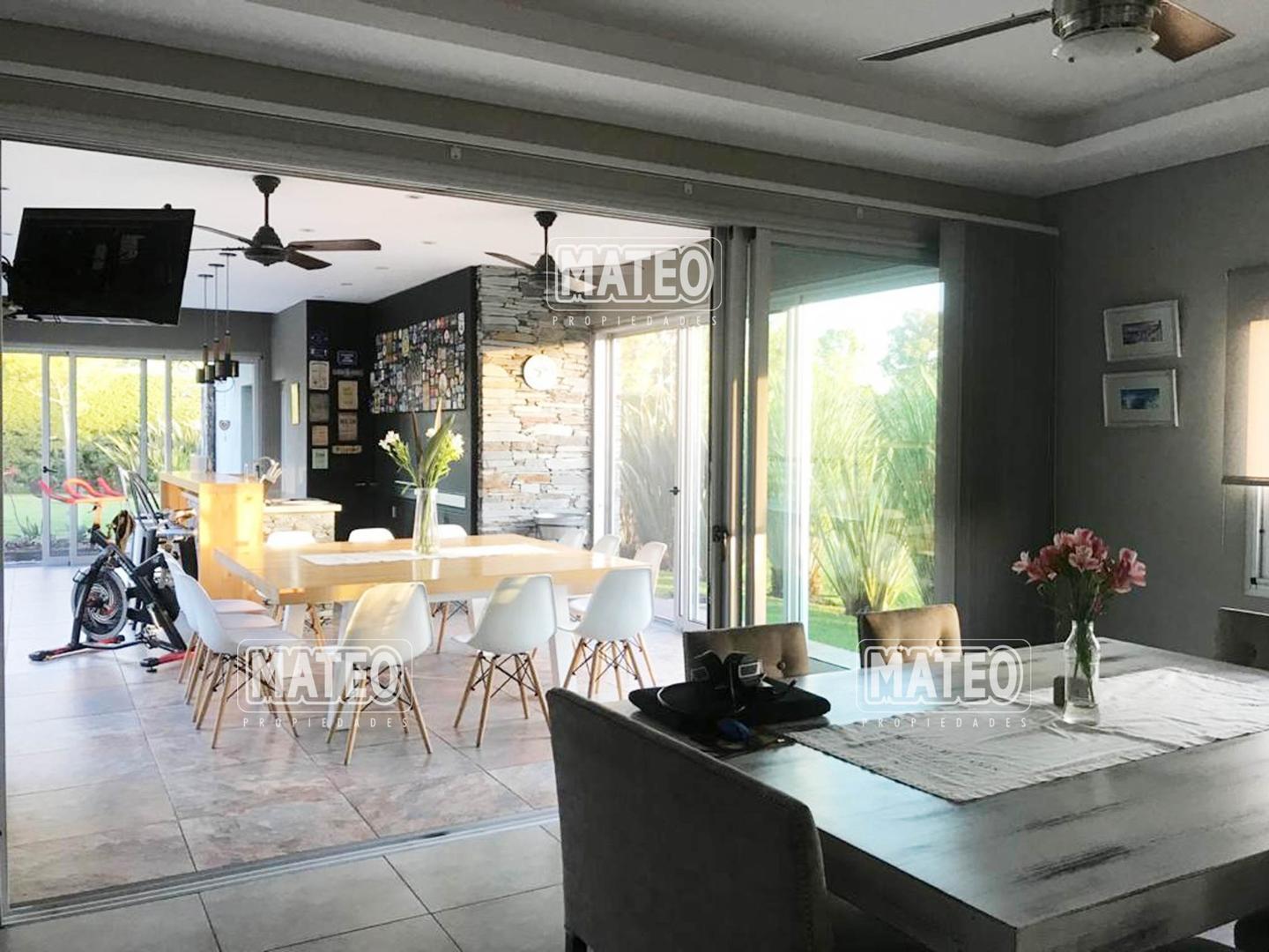 Casa en Venta con 2 cocheras