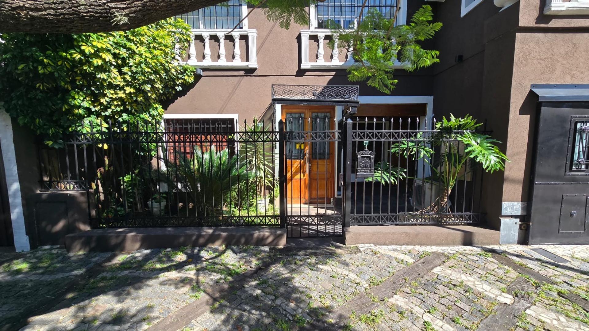 Casa 4 amb. con quincho y garaje para 2 autos.