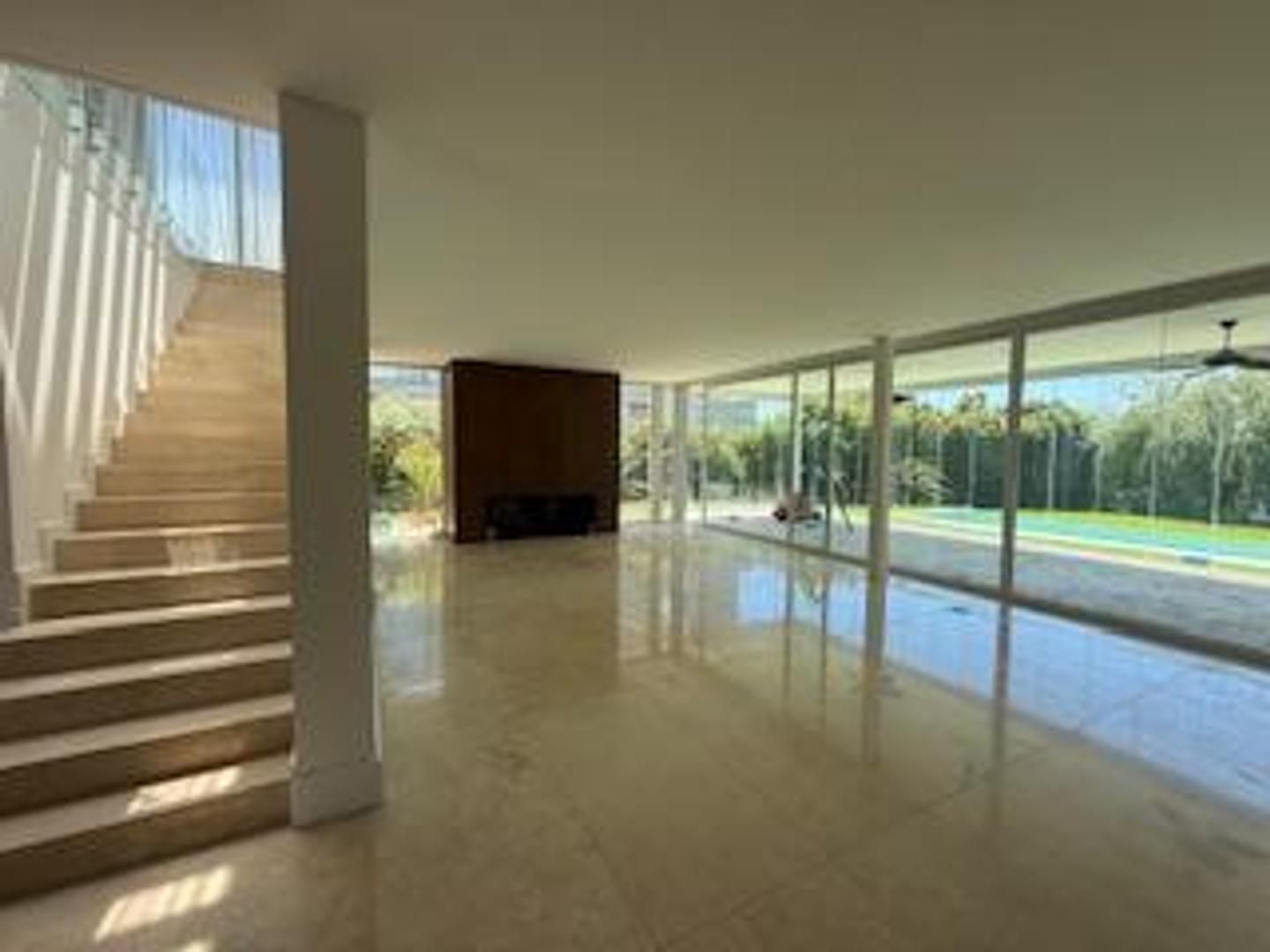 Casa en Venta con 4 cocheras