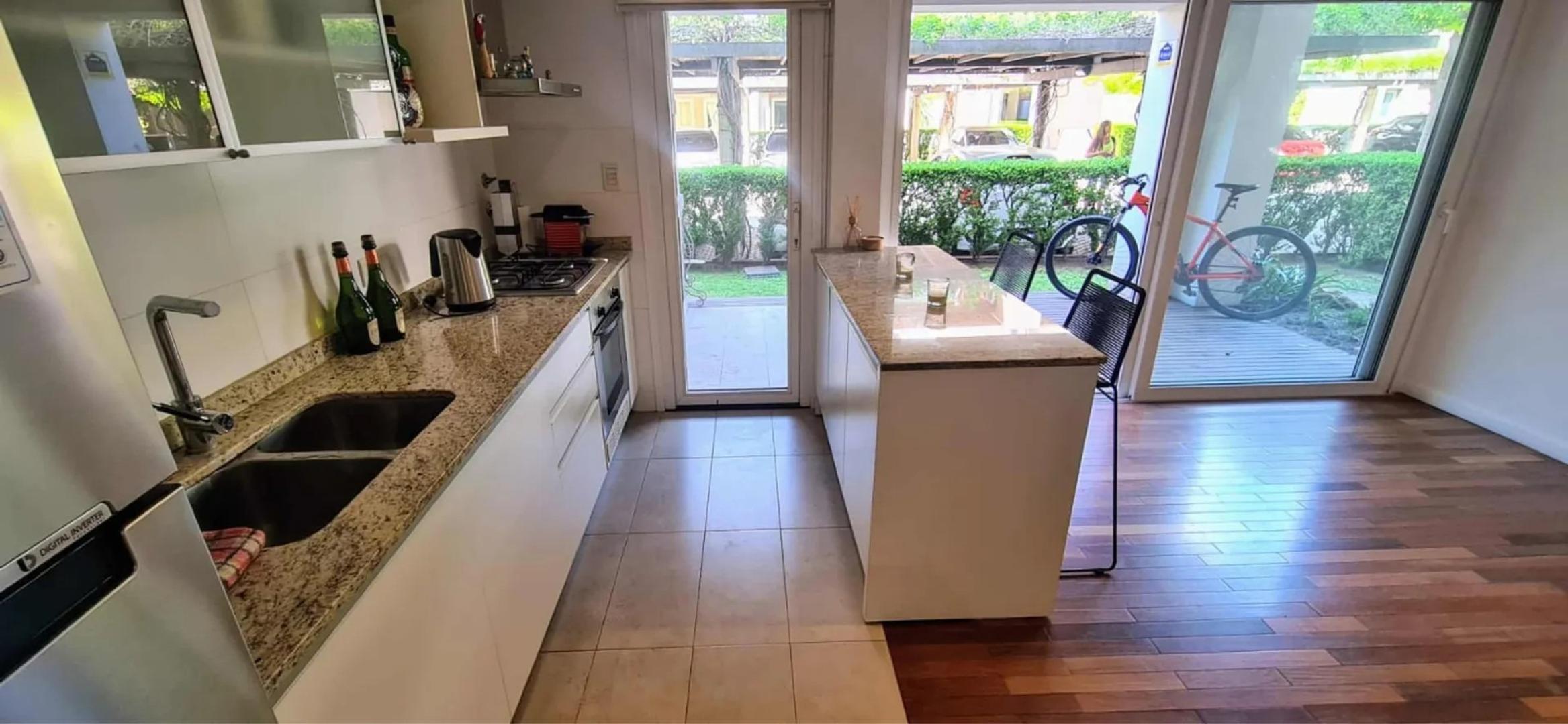 VENTA DEPARTAMENTO EN CENTRO DE LOMAS DE ZAMORA CON JARDIN