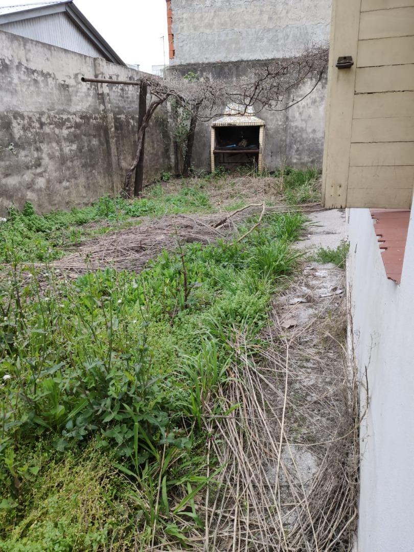 Galpón con casa al contrafrente y departamento en PA