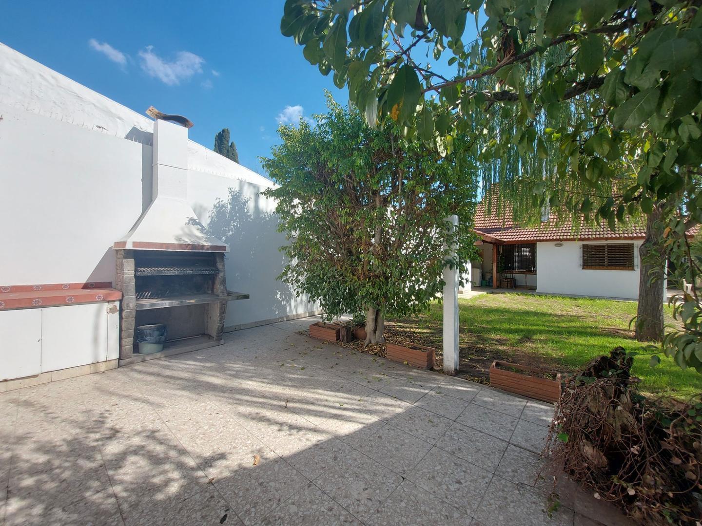 Casa en Venta con 3 cocheras