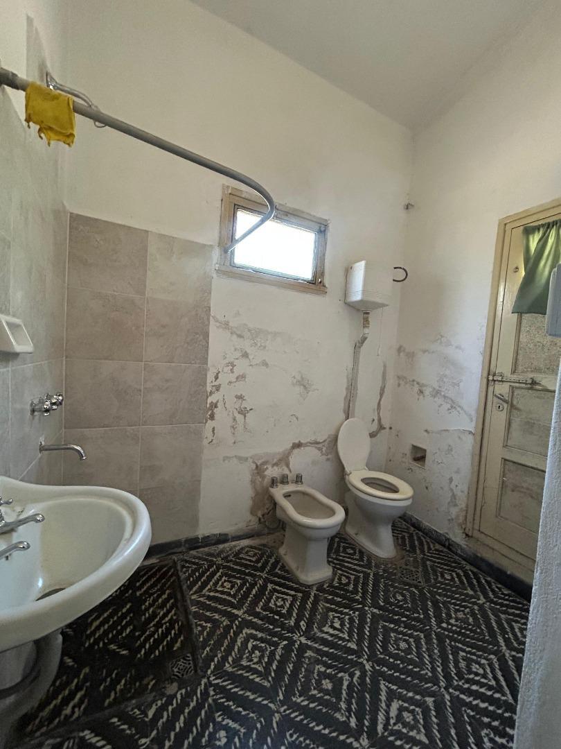 Casa 10 ambientes con 4 baños