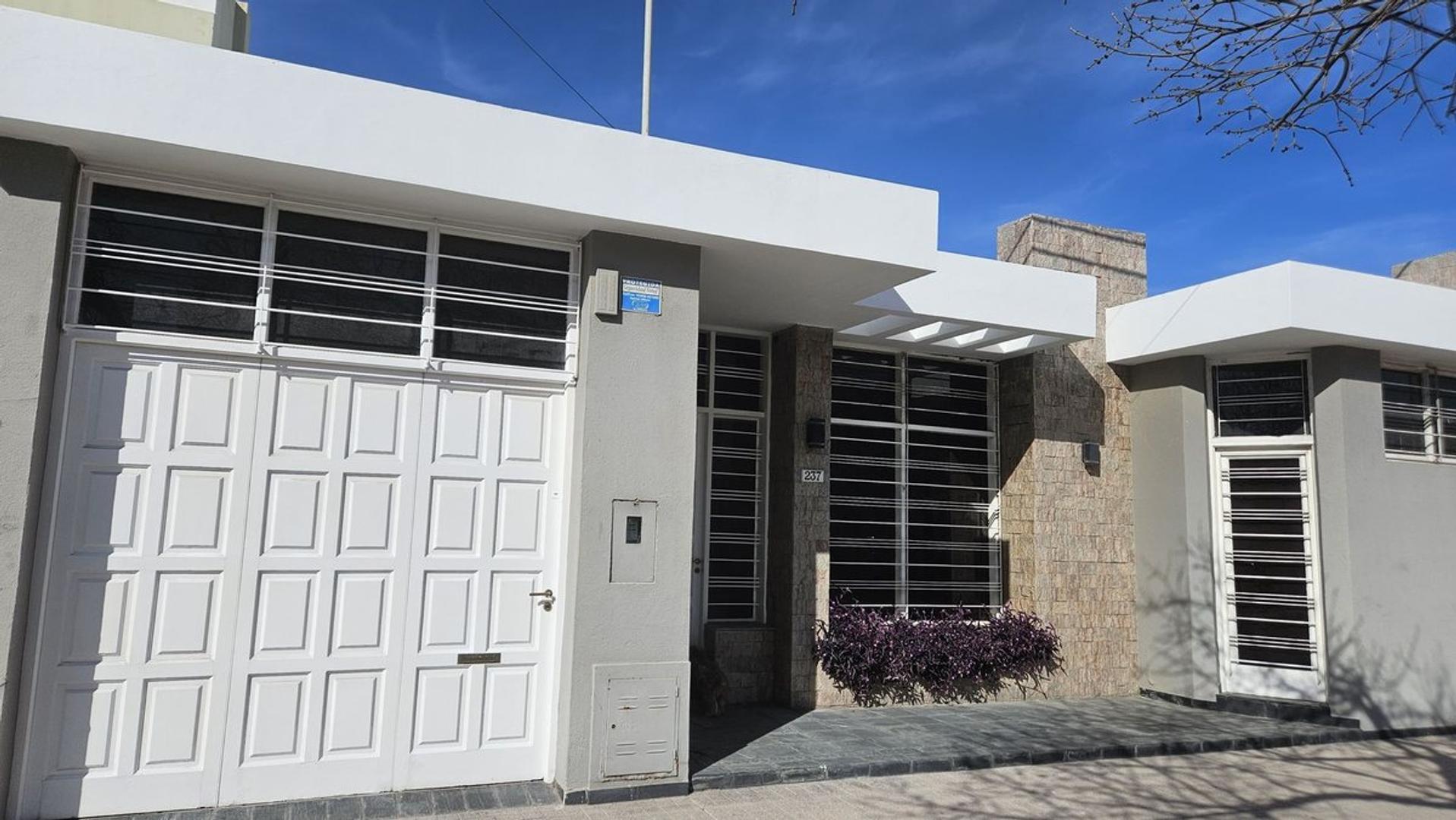 VENTA/CASA/3 DORMITORIOS/Bª 9 DE JULIO