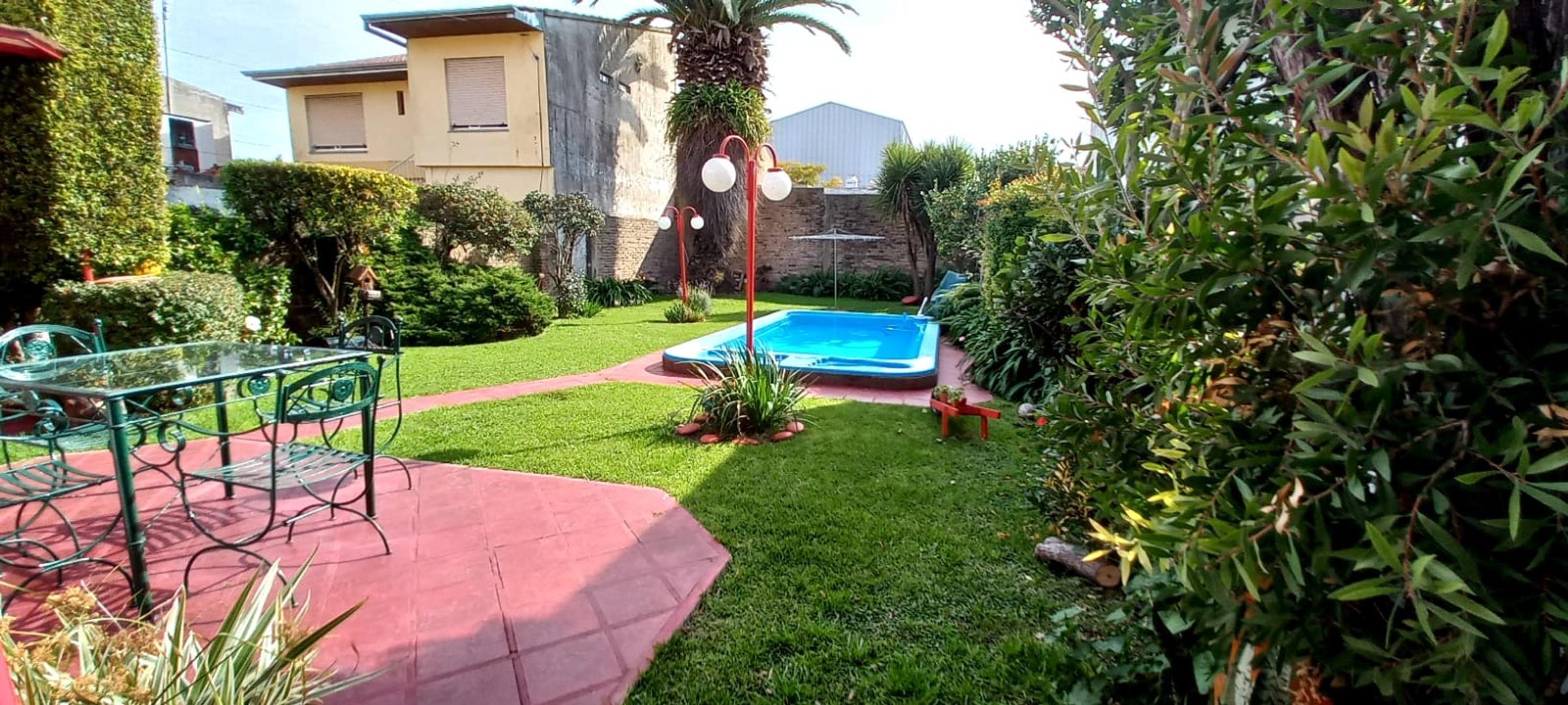 Chalet 3 ambientes, cochera, piltea, parrilla, Quilnes Oeste